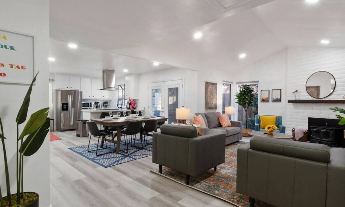Citrus Heights House | Modern Remodeled Home * King Beds * 70" TV
