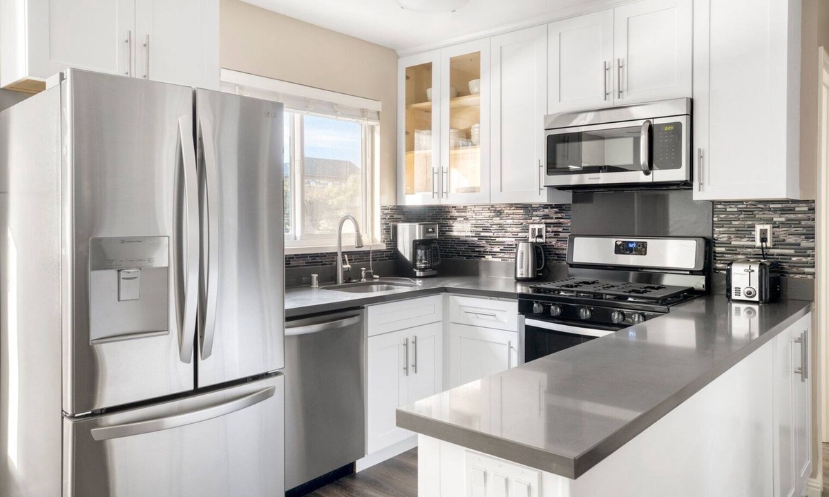 Central San Mateo Apartment | Modern San Mateo 1BR w/Pool & W/D, easy access to 101, by Blueground