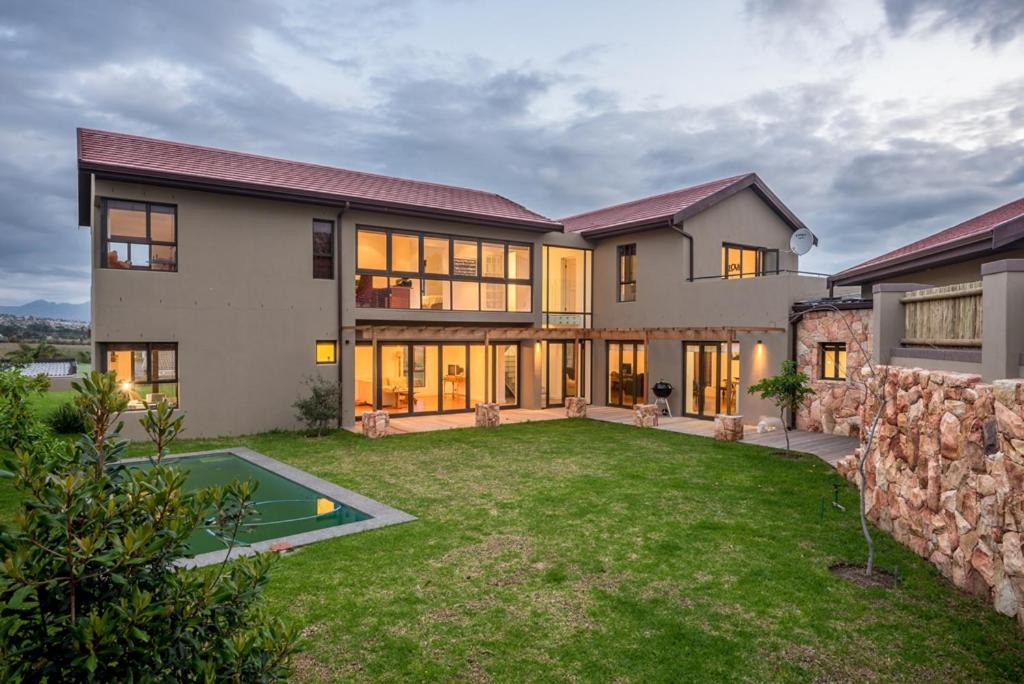 Raithby House | Modern spacious home in heart of Cape Winelands