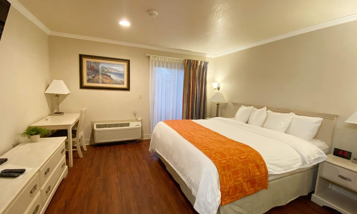 Marina Hotel | Monarch Valley Inn Marina at Monterey Bay