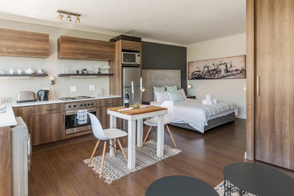 Three Anchor Bay Apartment | Montclaire 60D