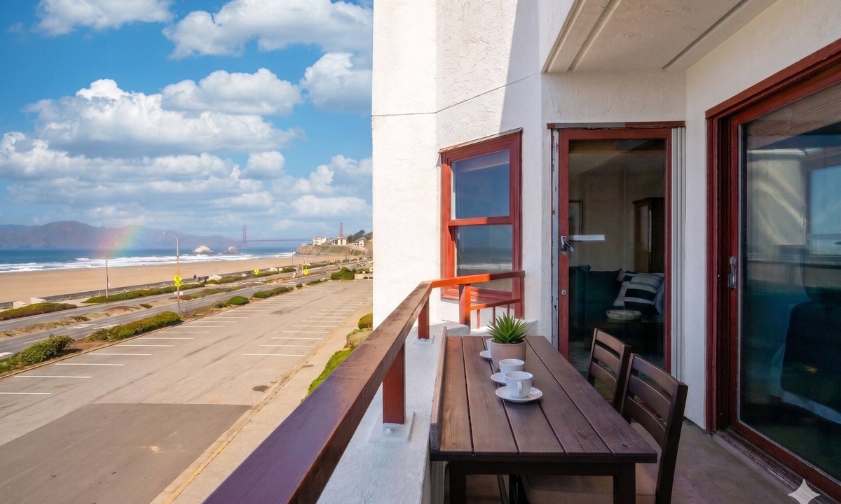 Outer Richmond Condo | MONTHLY SUMMER OCEANFRONT CITY LIVING w/VIEW, balcony