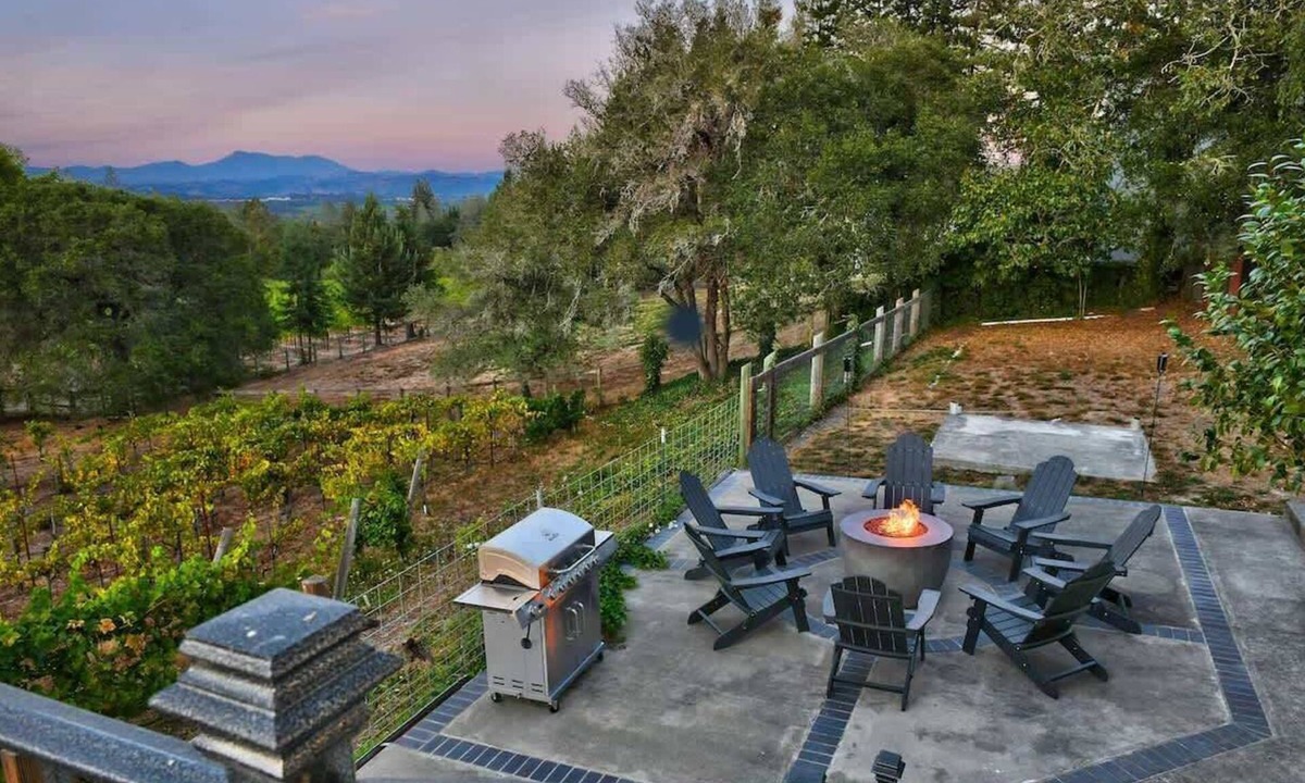 Freestone House | Moore Farmhouse - Hot Tub & Tastings Included