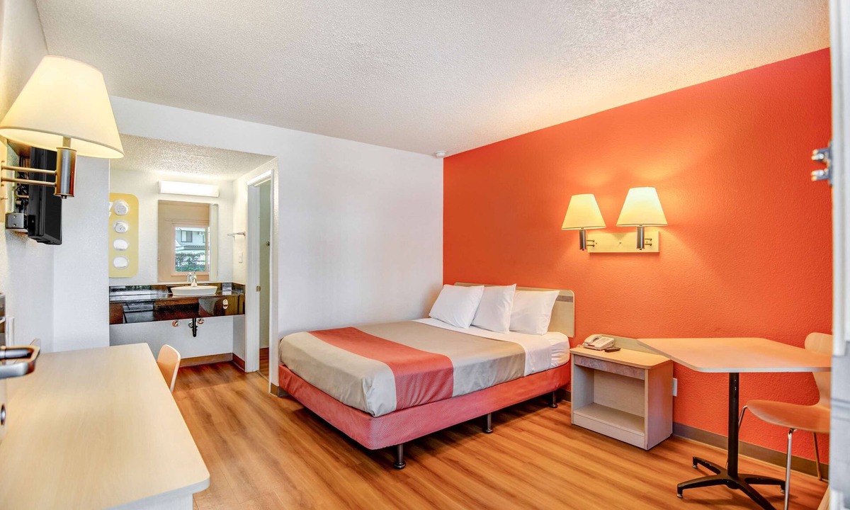 Stockton Hotel | Motel 6 Stockton, CA - North