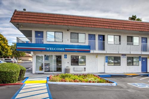 Nut Tree Hotel | Motel 6-Vacaville, CA