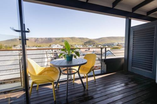 Hermanus City-Centre Apartment | Mountain-View Studio Apartment, Hermanus Waterfront - Apt 6