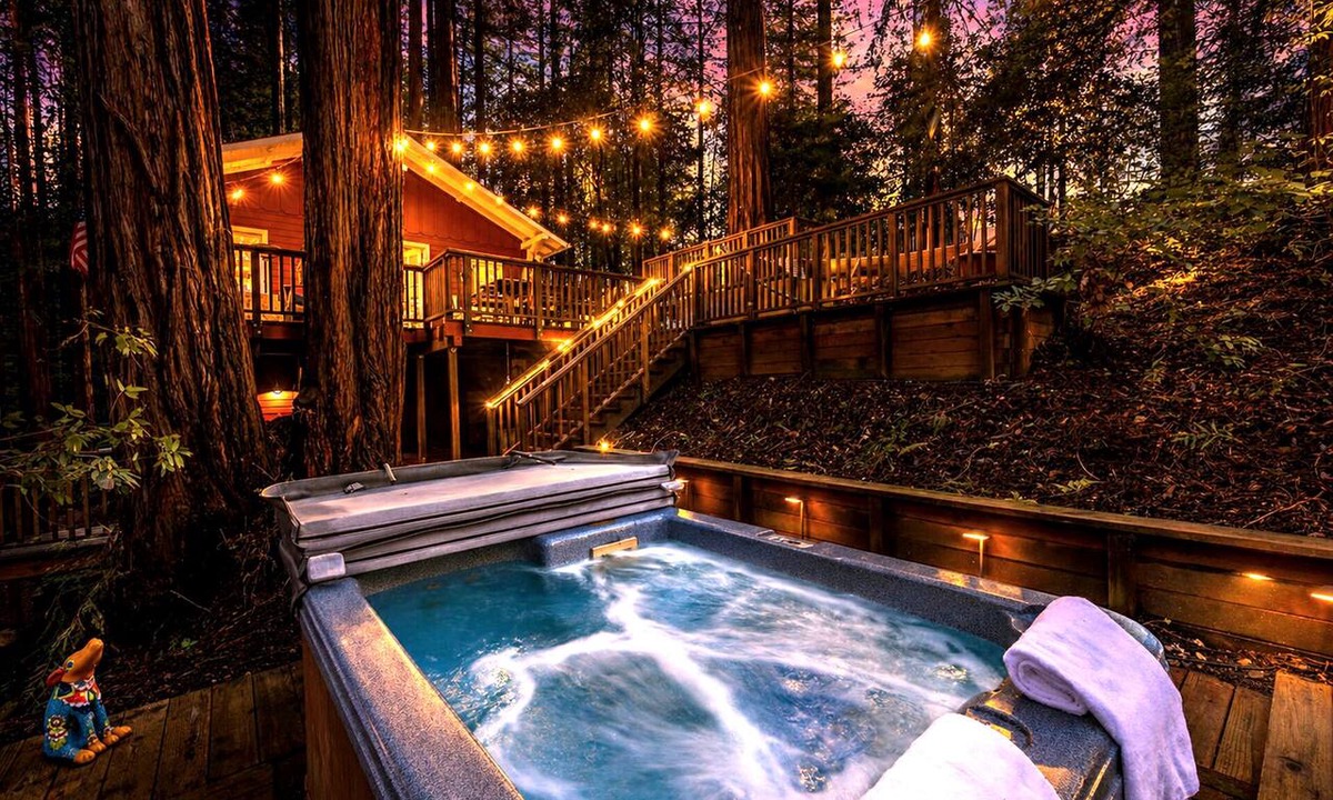 Northwood House | Near Guerneville~Fun Cabin! Hot Tub~Golf~Dog-OK~Little Red House
