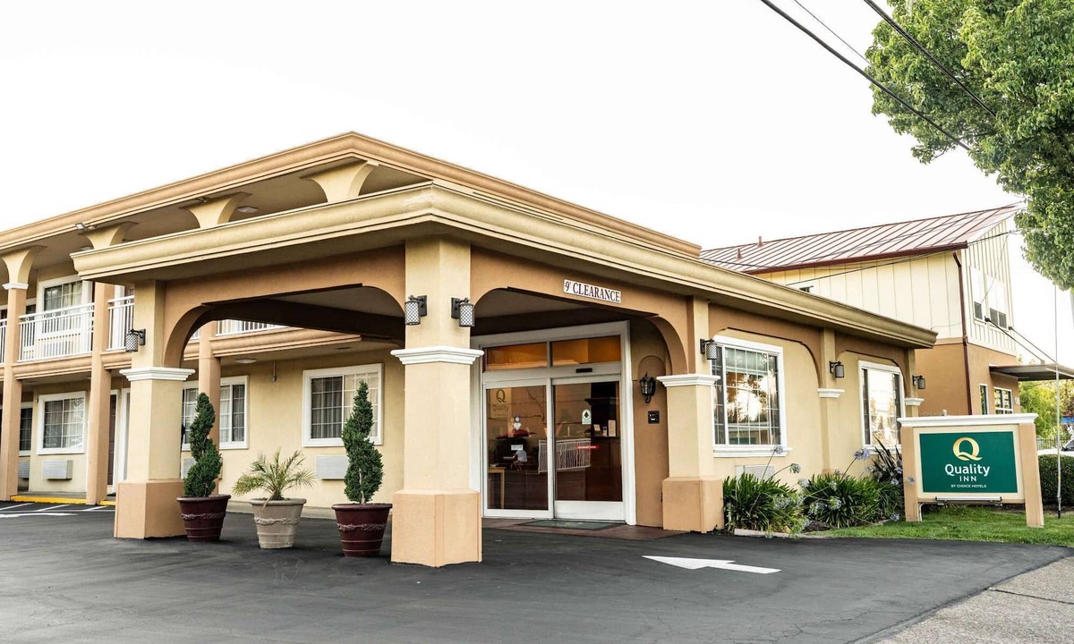 Ukiah Hotel | Near Lake Mendocino + Free Breakfast. Pool.