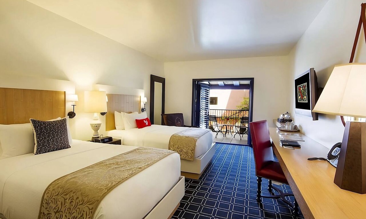 San Jose Hotel | Near the Municipal Rose Garden in San Jose! Valet Parking, Swimming Pool!