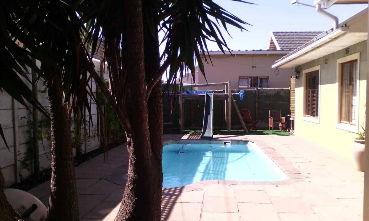 Fish Hoek House | Nestled Mountainside with Oceanview