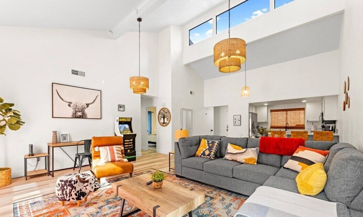 South Natomas House | NEW - Boho Chic Vibes - Mins to DT & Airport - Sleeps 6