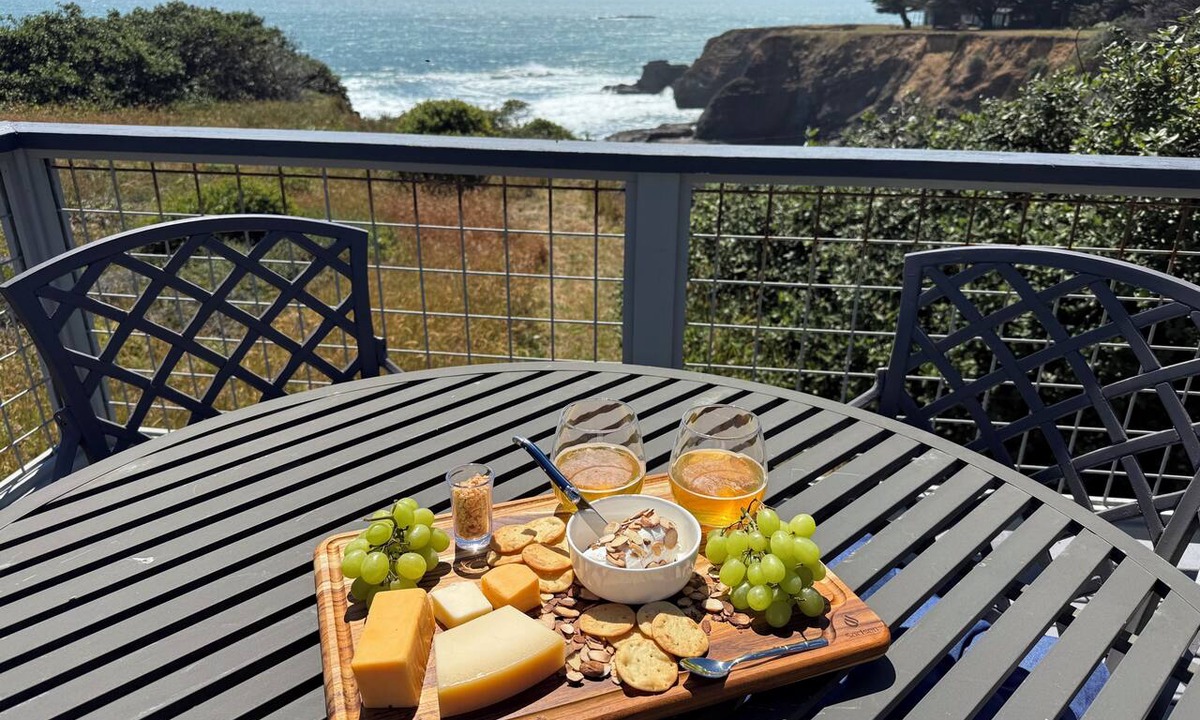 Gualala House | NEW LISTING! Oceanfront Coastal Home-SPECTACULAR VIEWS with Hot Tub & Large Deck