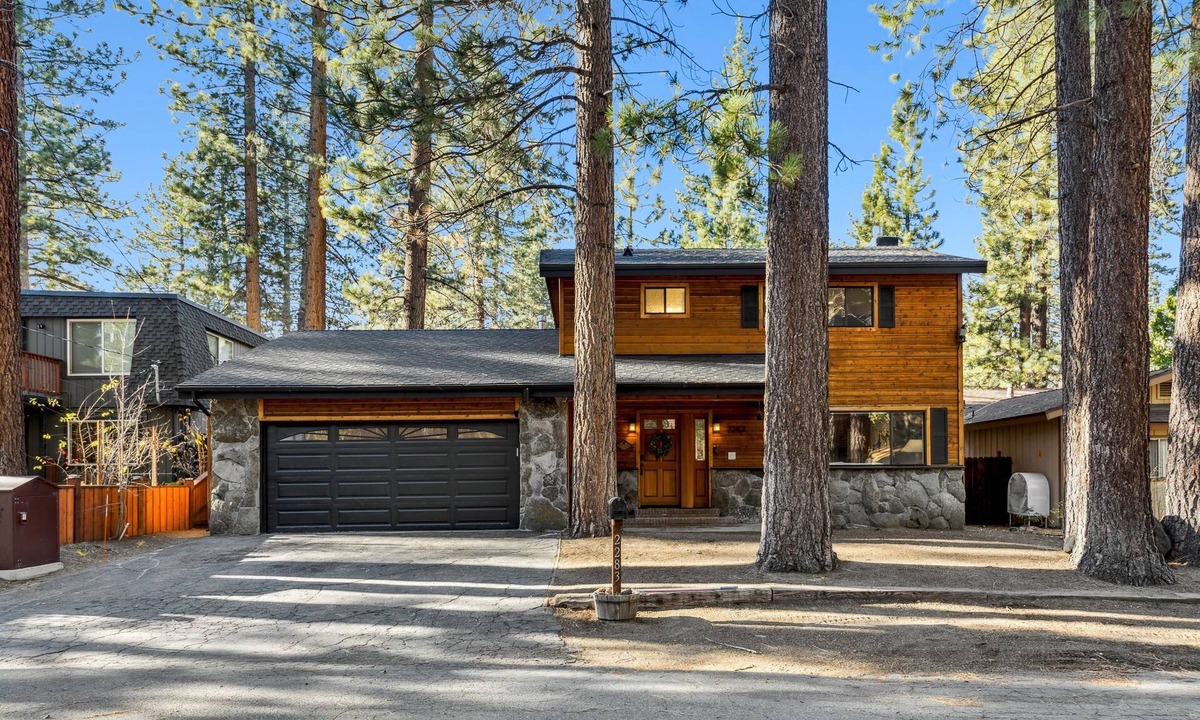 Tahoe Keys House | Newly Remodeled Cozy Cabin 4BR 3BA Hot Tub