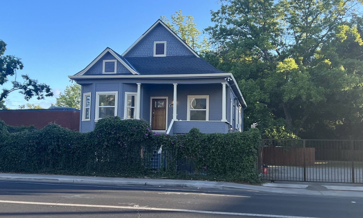 North Oak Park Apartment | Newly Remodeled Victorian Triplex 2B/1Ba 10min from downtown Sac w/private patio