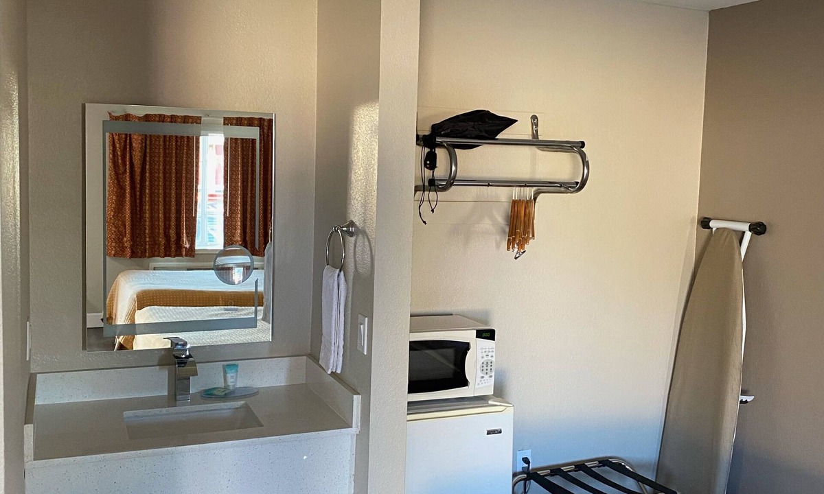 North Junior College Neighborhood Association Hotel | North Bay Inn Santa Rosa