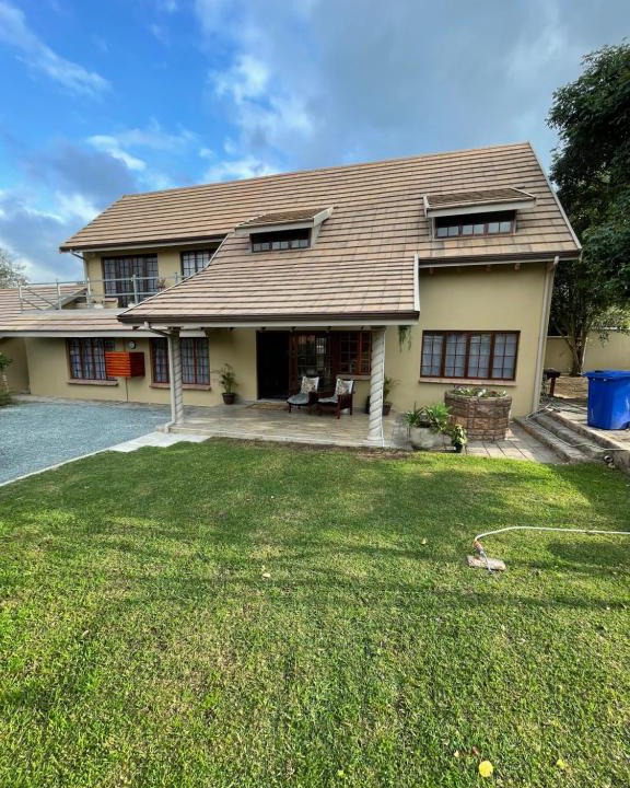 Hillcrest Apartment | OAK HOUSE, Entire holiday home, Self catering, fully equipped, double storey, 3 bedroom, 2 bathroom, outside entertainment, Braai area, 300sqm home