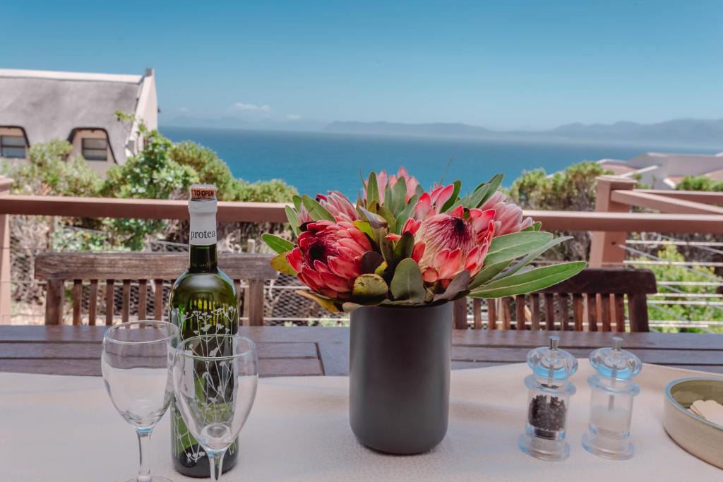De Kelders House | Oceanfront bungalow 3 br/2 ba, Wifi Fireplace: Guppy Huys
