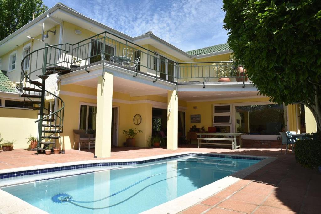 Newlands House | On Pinewood Guest House