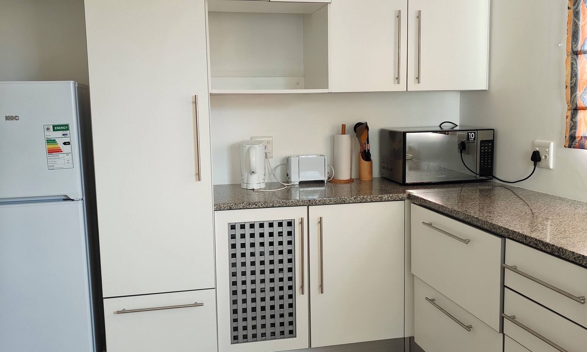Selborne Cottage | One bedroom, spacious guest house in a quiet neighbourhood.