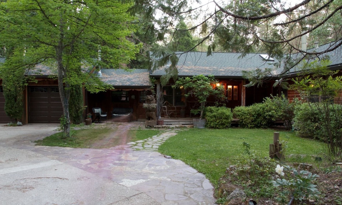 Nevada City Cabin | PAPA BEAR'S LODGE -Best Log Cabin in Nevada City Sleeps up to 10.