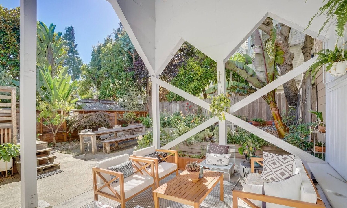Western Addition Condo | Parking! Cozy Edwardian apartment in Mission/Dolores.