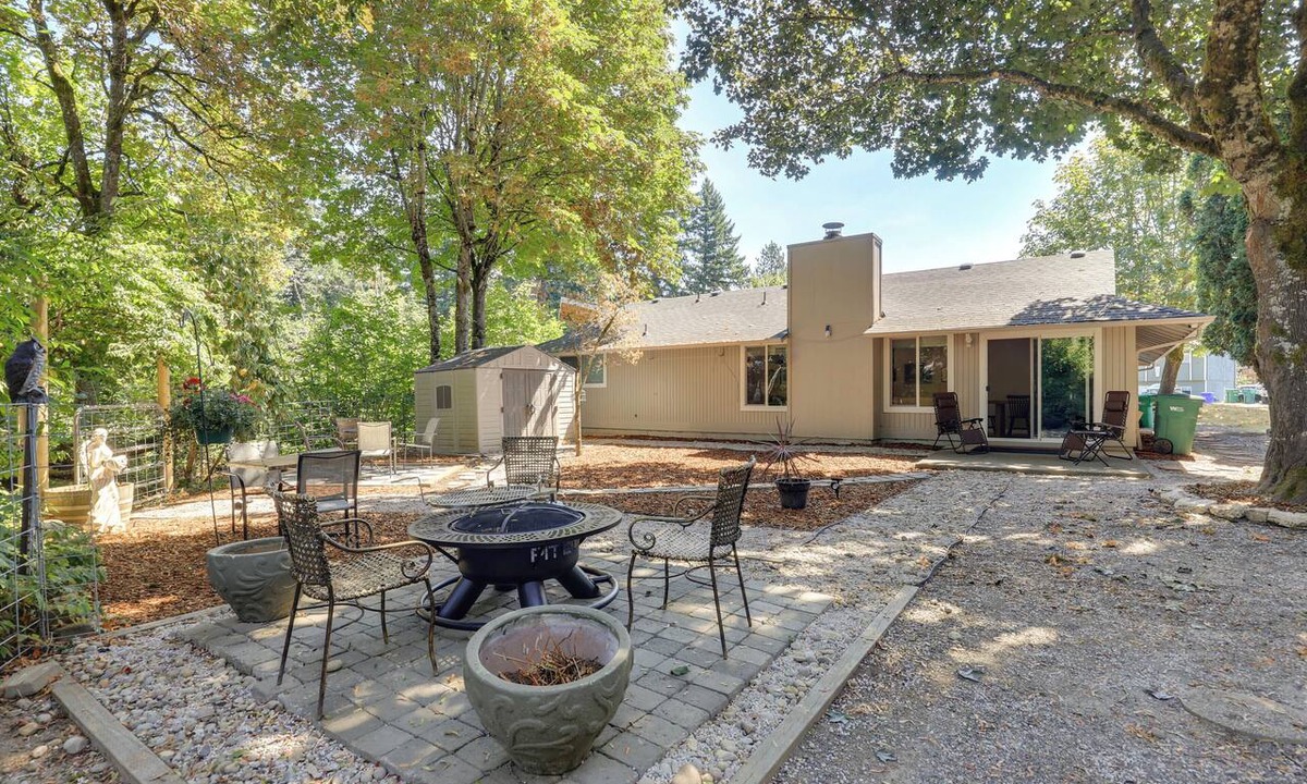 Gresham House | Peace & Serenity in Gresham! Sleek Home w/Yard