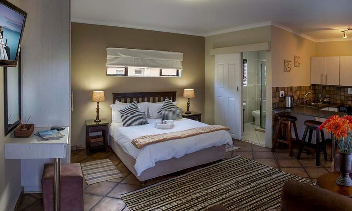 Humewood Bed & Breakfast | Peaceful guest room with double bed and kitchen, near Port Elizabeth