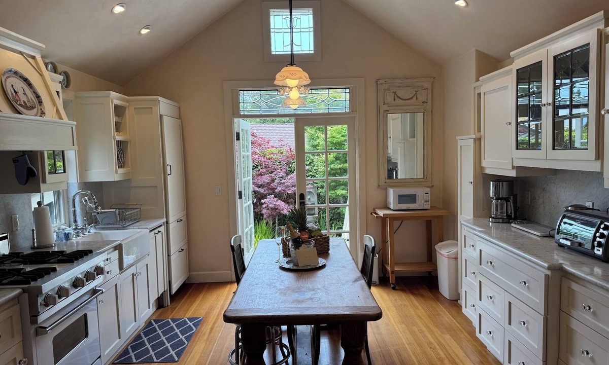Golden Rectangle House | Peaceful & Private CARMEL Home- Easy Walk to Carmel Shops, Restaurants & Beach.