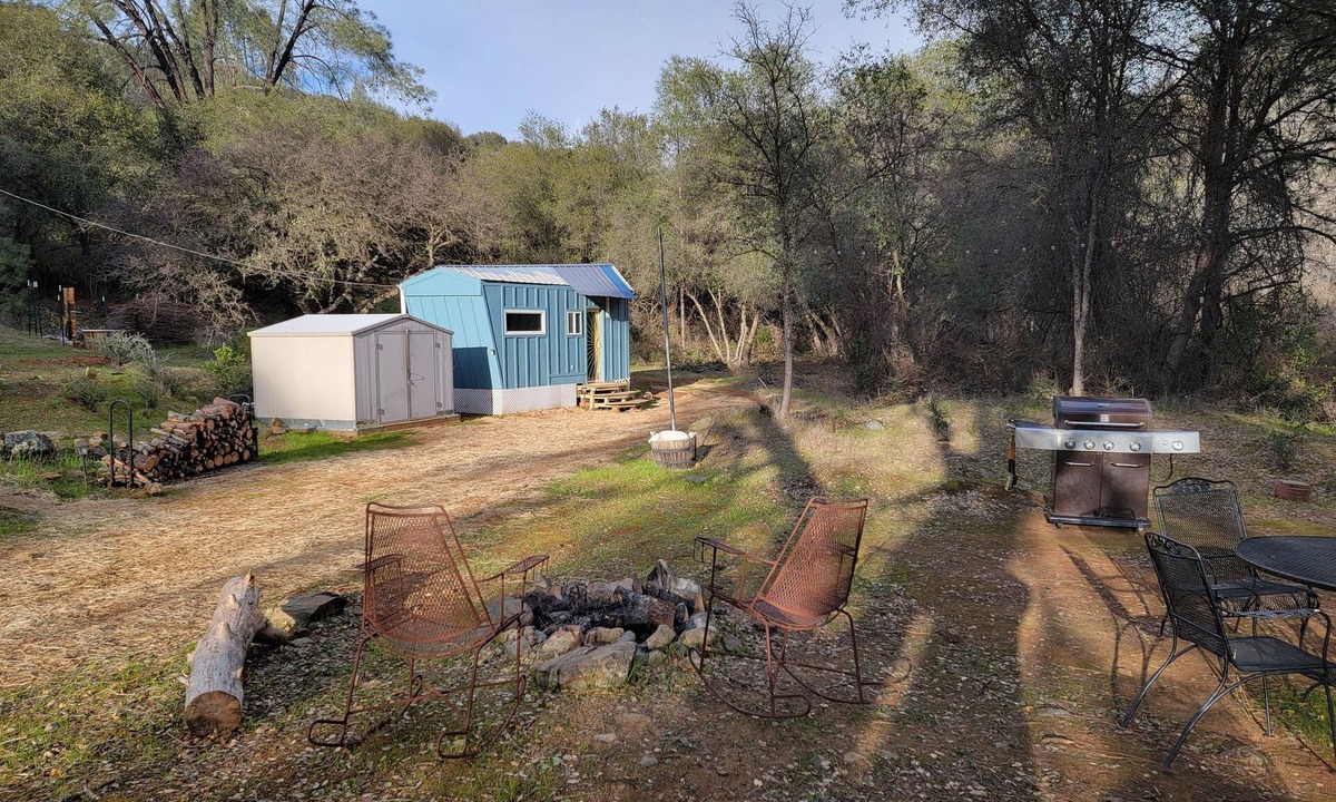 Smartville House | Perfect Getaway on a beautiful creek with trails, outdoor bath/shower, near town