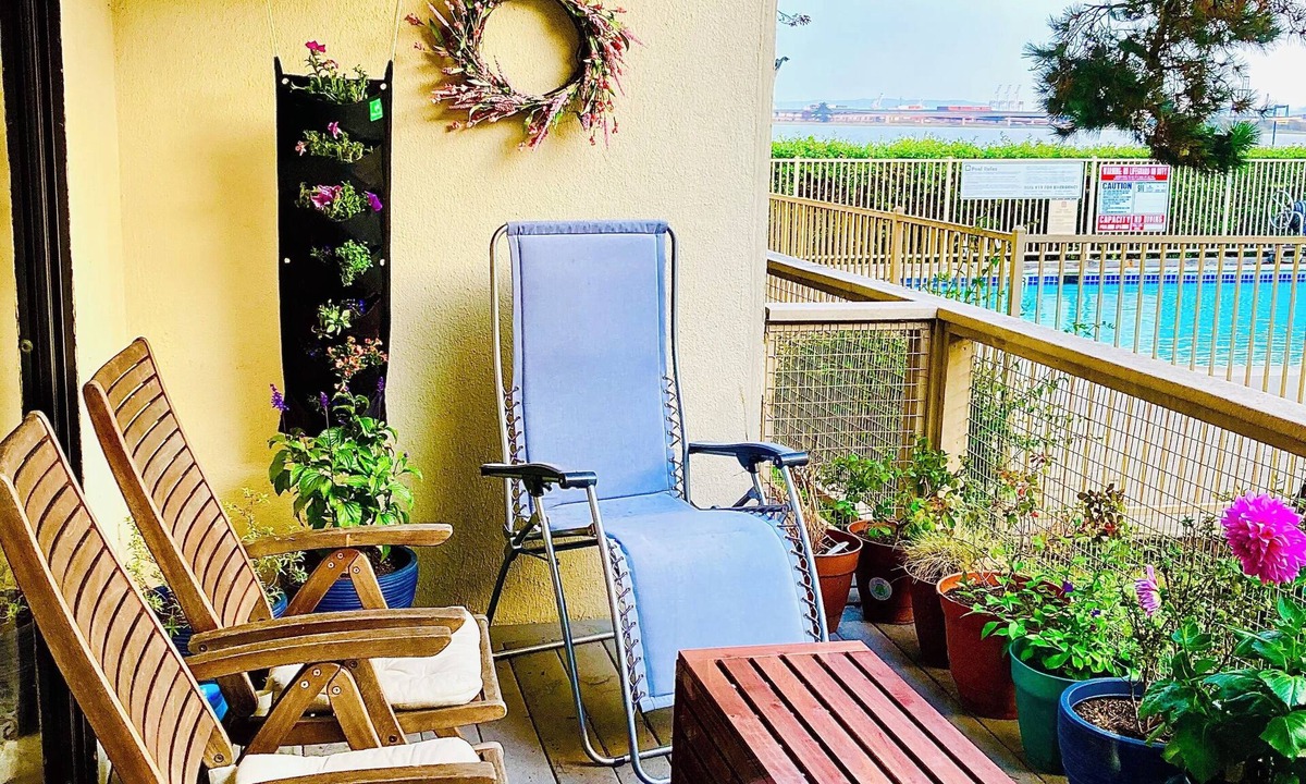 Emeryville Condo | Pet-friendly 2 bdrm condo with waterviews, near shops & transp., w/pool & gym