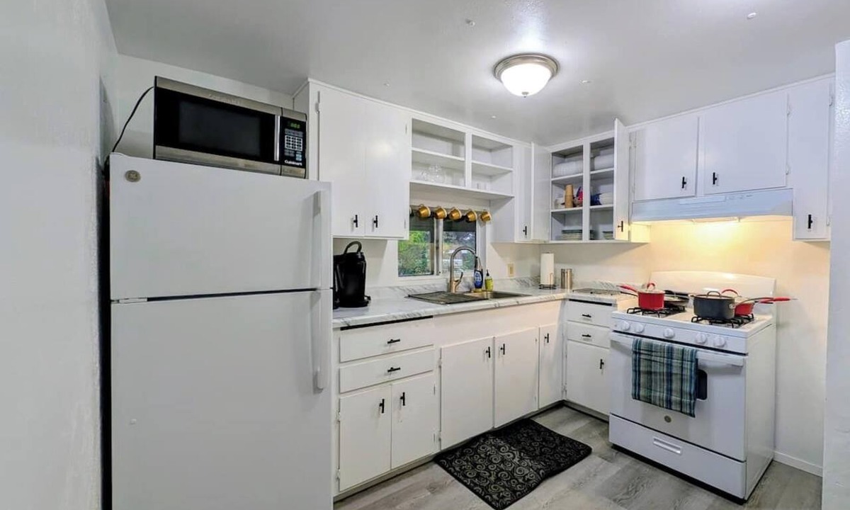Douglas Flat House | Pet-Friendly 4BR + Office, Fenced Yard, Garage+, Near Murphys