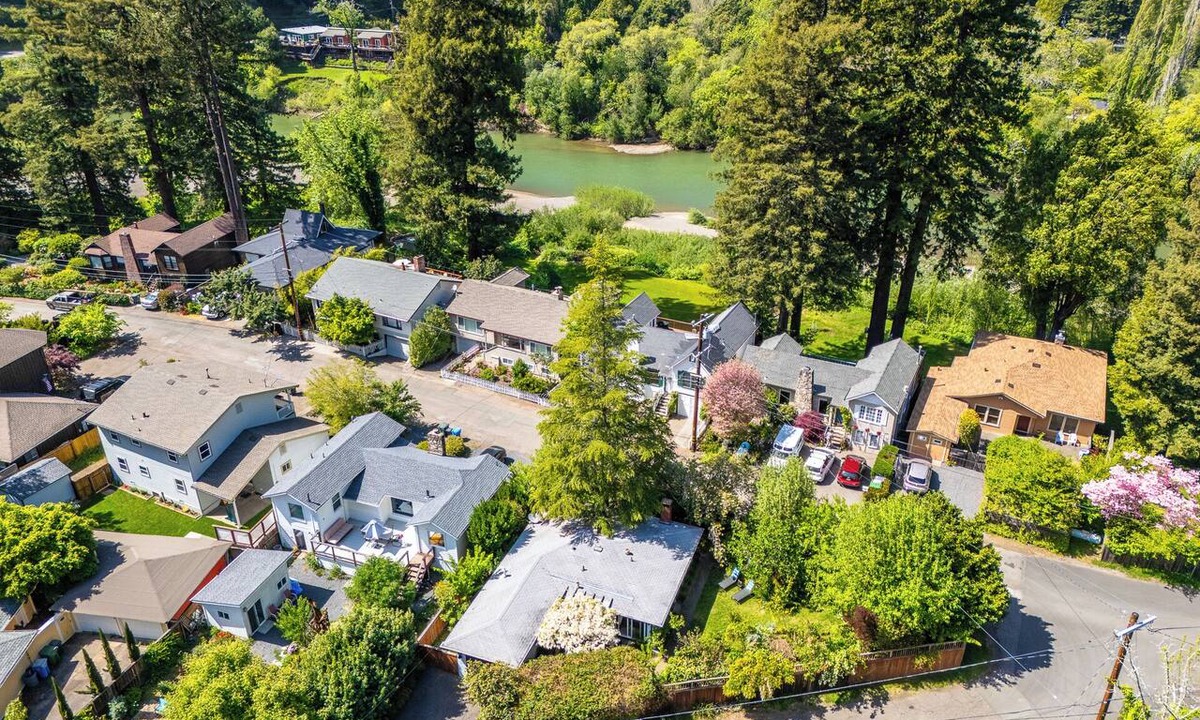 Guerneville House | PLAYCATION! Cabin~Easy Walk to River~Russian River Bungalow