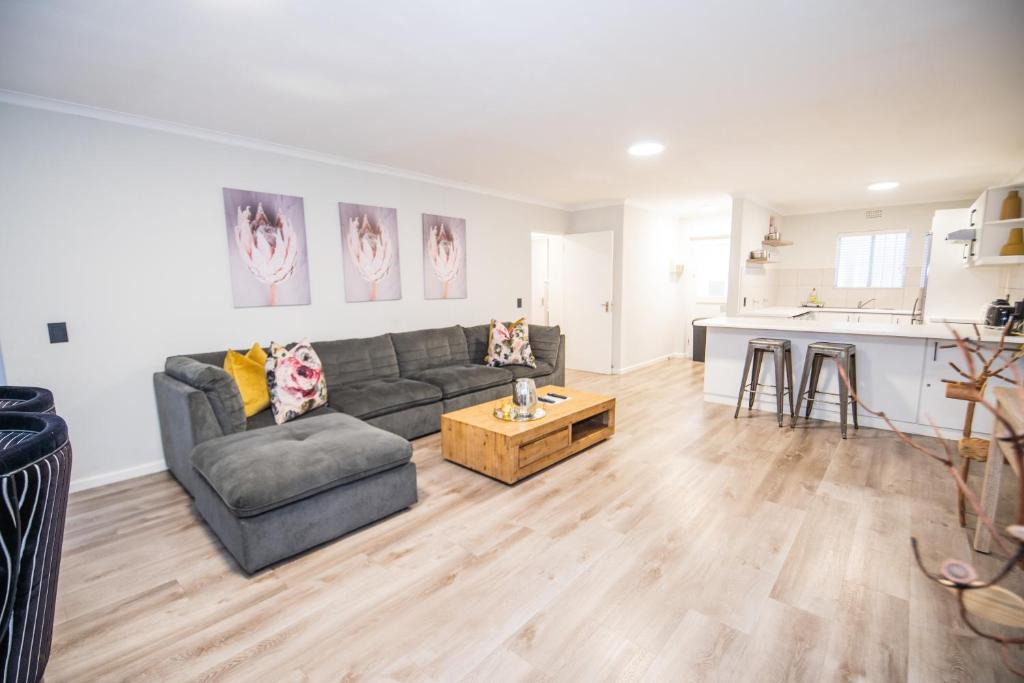 Plettenberg Bay Apartment | Plettenberg Bay Unit 2 Greenpoint Mews Apartment with Backup Power