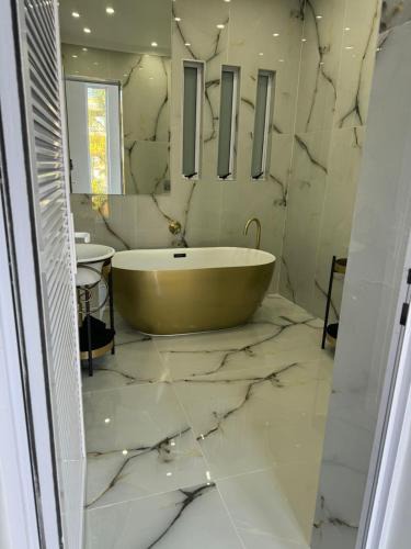 Humewood Apartment | Posh Spot on the beachfront sleeps 5