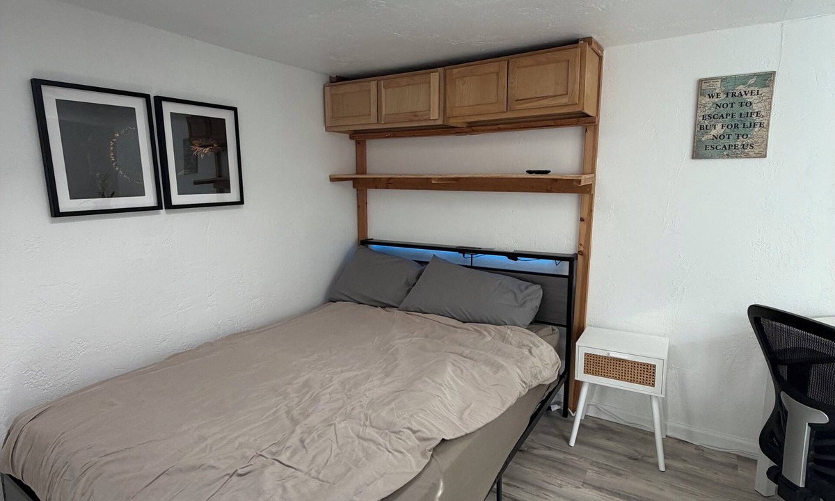 Leland Manor Cottage | Private fenced guesthouse perfect for a couple, near Stanford, Google, Facebook