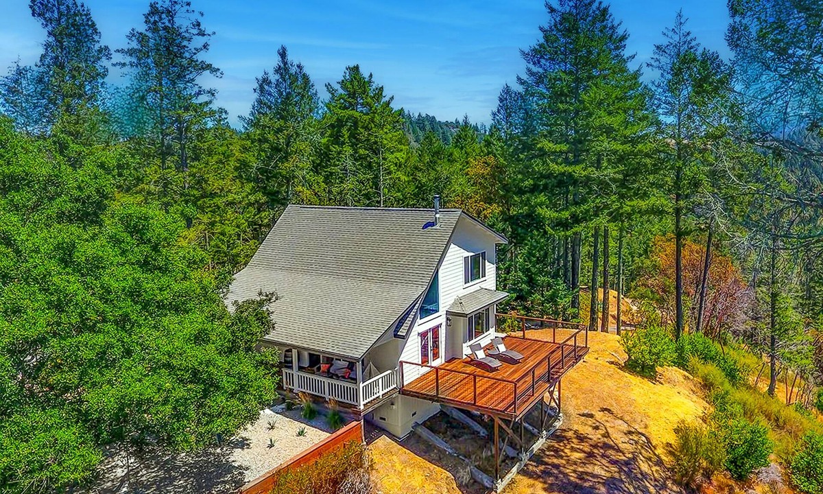 Santa Rosa House | Private retreat with breathtaking views & hot tub - 10 min to downtown Calistoga