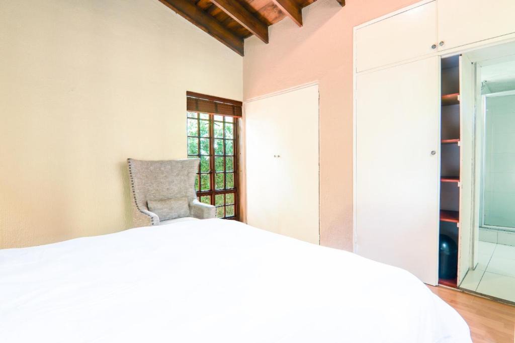 Baileys Muckleneuk House | Private room with en-suite bathroom