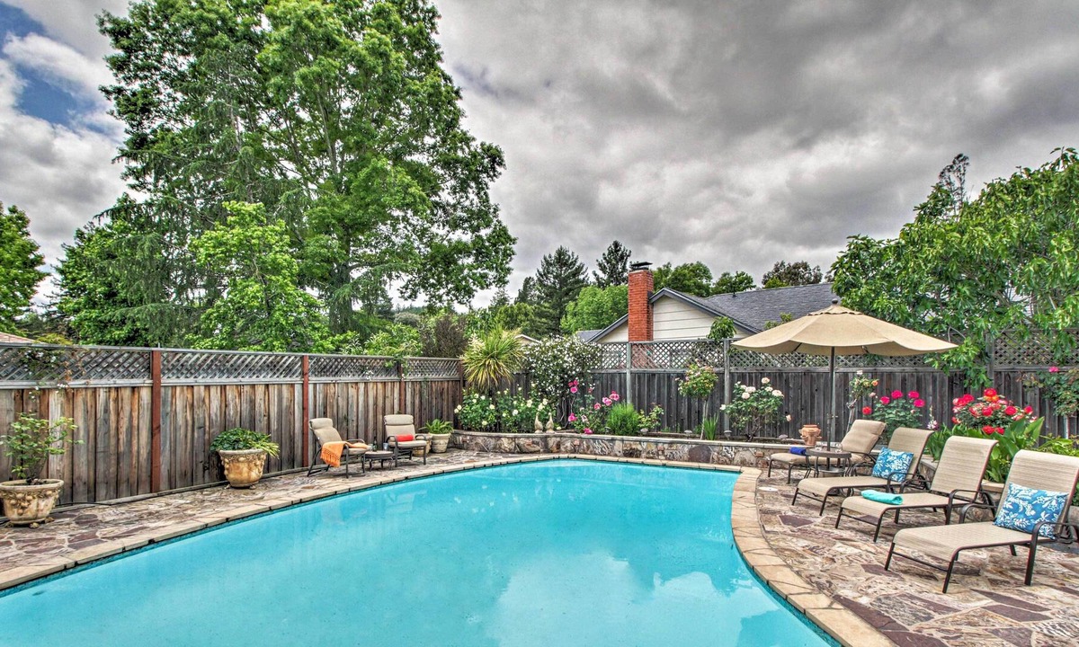 Santa Rosa House | Private Rose Garden Close to Downtown Santa Rosa and Wine Country