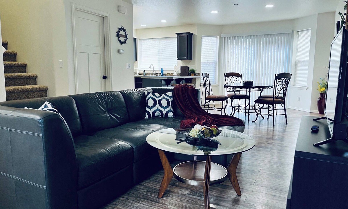 Retsil House | Quiet & backed by trees, centrally located home close to downtown and ferries.