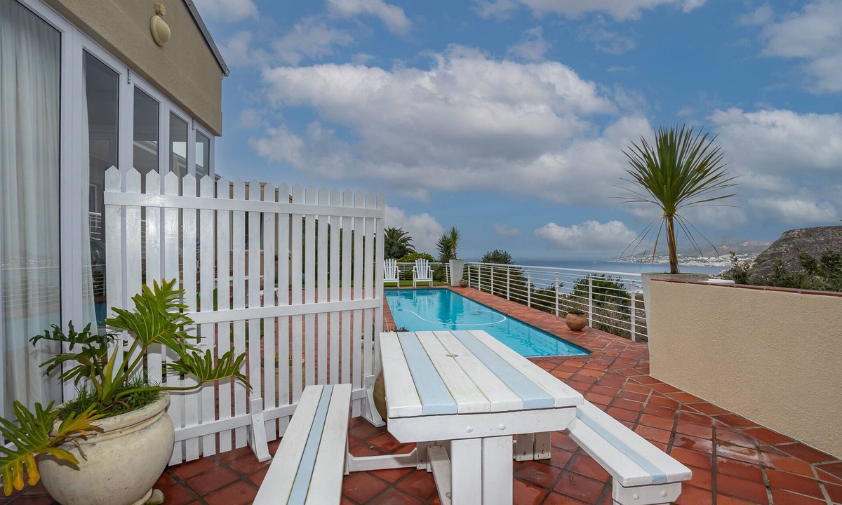 Fish Hoek Apartment | Quiet, Newly Remodeled Apt with Beautiful Views of False Bay with Full Kitchen