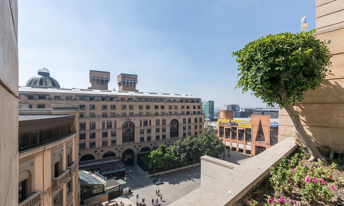 Sandown Apartment | Raphael Penthouse | Square and Mall and Pool Access