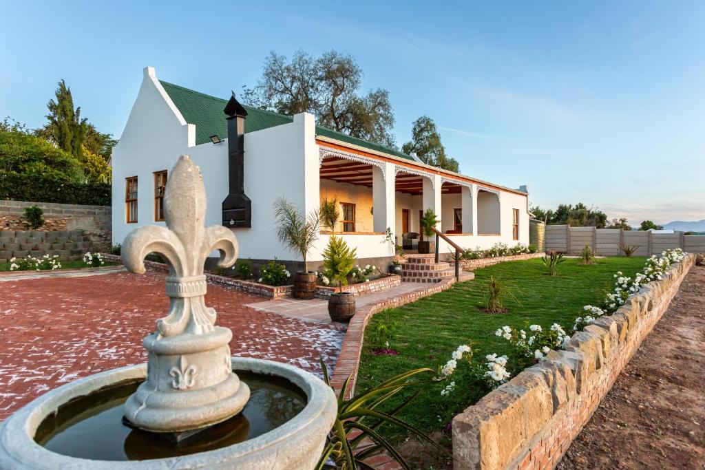 Oudtshoorn House | Ravenscliff White House