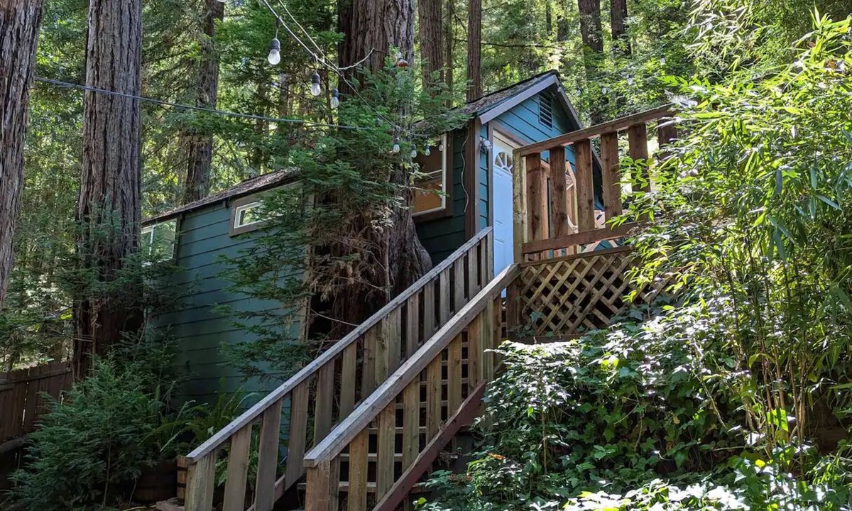 Rio Nido Cottage | Redwood Treehouse-2 beds 1.5 bath-700 sq ft-Full Kitchen-Laundry-Desk WiFi-Decks