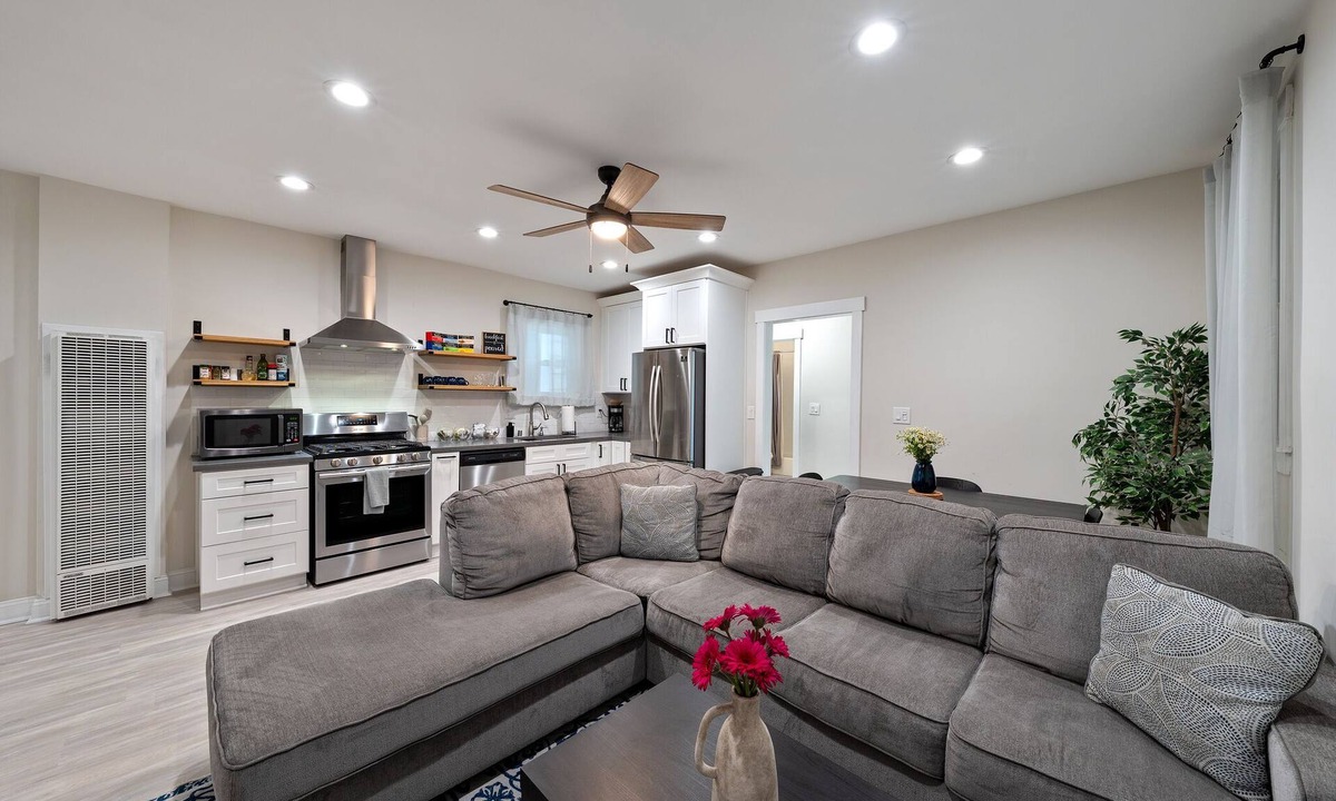 Prescott House | Relax at a Charming West Oakland Victorian