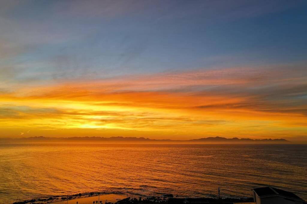 Glencairn Apartment | Relax,Revive,Reset & enjoy the sounds of the sea!