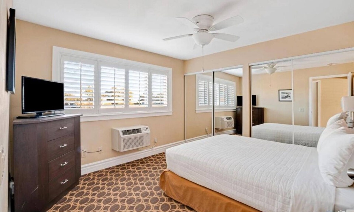 Corte Madera Hotel | Relaxing Couples’ Getaway | Poolside | Near Sausalito | Free Parking | BBQ Area
