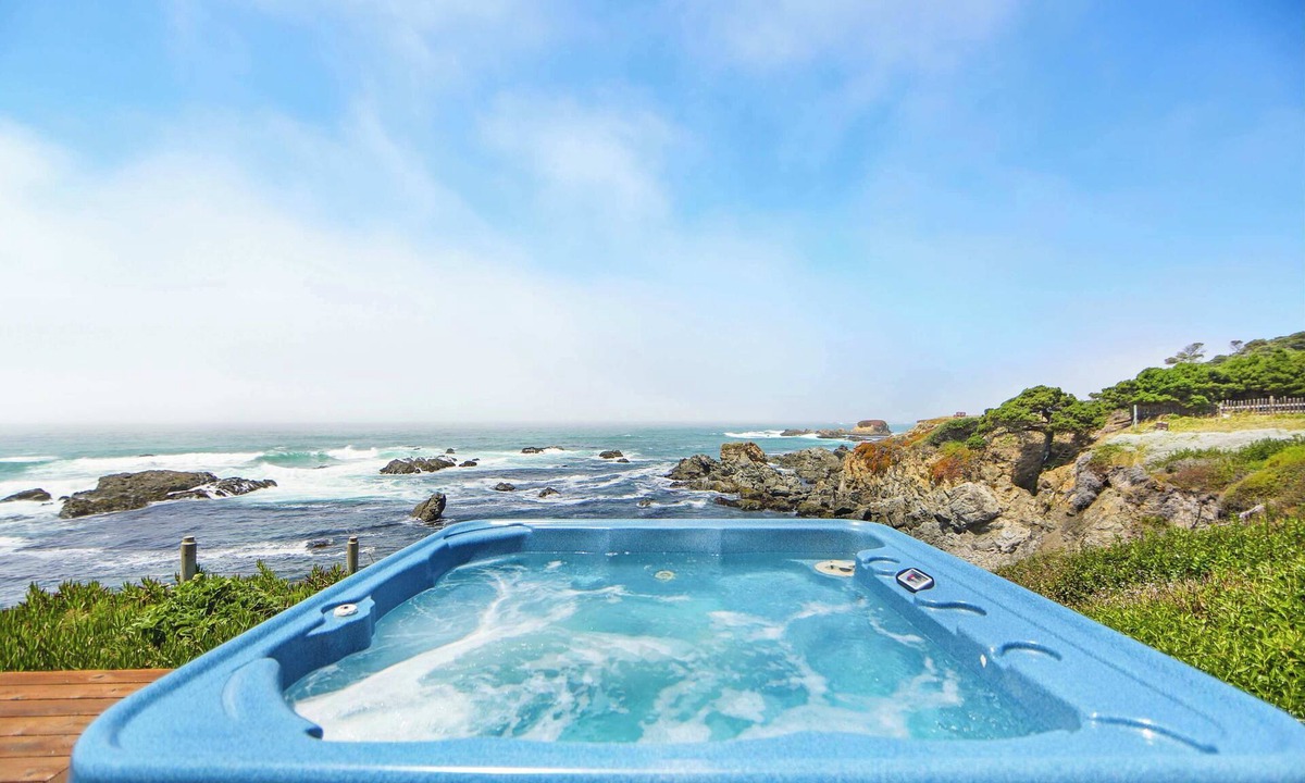 Fort Bragg House | Relaxing Oceanfront Retreat with Hot Tub