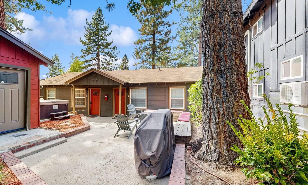 Lakeside Park Cabin | Renovated Modern Retreat with Hot Tub - Walk to Lakeside Beach & Gondola