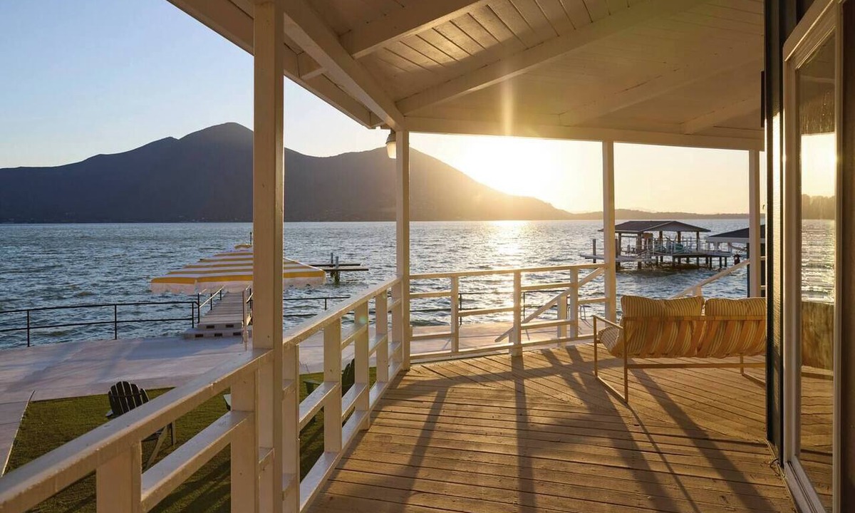 Clearlake House | Retro Lake Front Home | Stay On The Water
