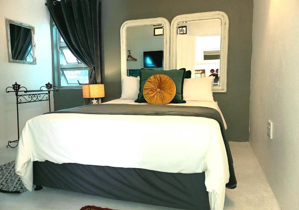 Umhlali Beach Bed & Breakfast | Rock Fig Suite - Villa Roc Guesthouse